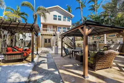 Image de 371 Park Ave - 4 Bed / 2 Bath - 2 Kitchens - Outdoor Kitchen - Sleeps 8 - Pet Friendly!