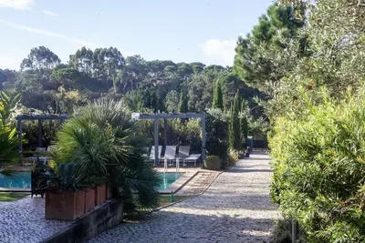 Image de Casa Moderna, com piscina e fantástico jardim, perto de natureza e praias