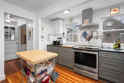 Image de New Charming Hyannis Beach Retreat, 4 bdrm--Ac, 0. 3 miles to Beach