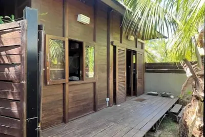 Image de Chalet en bois avec jardin, proche du lagon