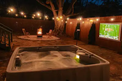 Image de Hot Tub & Designer Speakeasy 8 minutes Downtown Gvl, Outdoor Theater, Piano