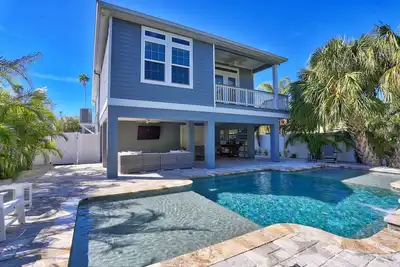 Image de 🐬Private Pool🏖️5 Minutes to Beach🍹Large Pool Deck🌴Beach Bound