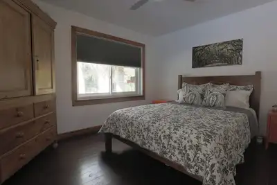 Image de 1-Bedroom Guest Cottage on Historic Lakefront Estate