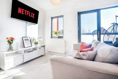 15 Mins to Heathrow! Cosy Apartment with Glass Balcony & Dedicated Workspace