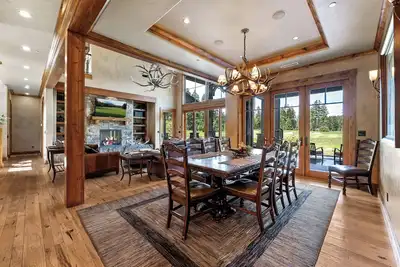 Image de 6300, Sf 7 Bdr w\/ Pool, Hot Tubs, Golf Sim, Bar and Huge Game Room on Prospector