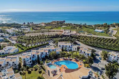 Image de Stunning 2 bed apt in Sao Rafael, A/C - 5 mins from beach