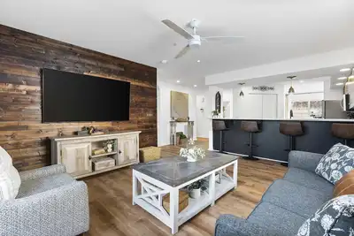 Image de Lake Front Escape – For 8!