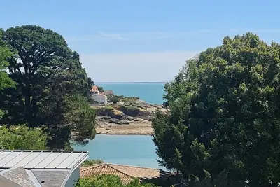 Image de Appartement dernier étage 2 pièces vue Mer latérale avec terrasse / 300 m Plage
