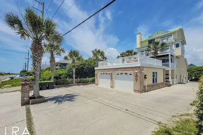 Image de Oceanside Manor – High Tide: Beachside Luxury