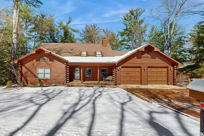 Charming Waterfront Log Home w/, Dock, Gas grill, Fire pit, & Fireplace, Dogs-Ok
