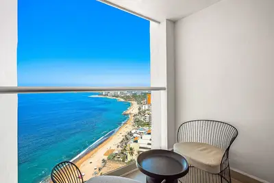 Oceanfront studio with private balcony, rooftop infinity pool & gym
