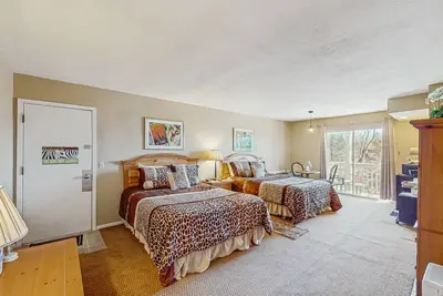 Image de Spacious safari themed room w/ balcony & resort pool- next to Margaritaville
