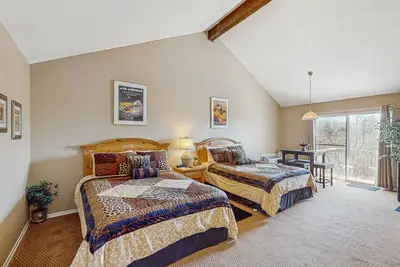 Image de Spacious safari themed room w/ balcony & resort pool- next to Margaritaville