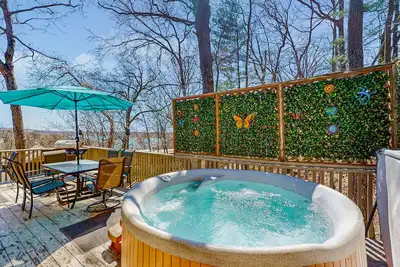 Image de Lake Ozark retreat with shared pool, private hot tub, deck & grill
