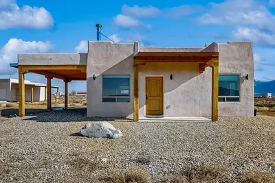Image de Cozy, dog-friendly home on 3 acres, with incredible views, wood stove, Wifi