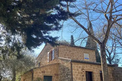 Welcoming, cosy, family-friendly Cottage in olive fields and garden with pool