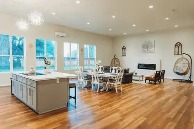 Image de Historical landmark, comfortable 6 bedrooms, 5. 5 bath welcoming space!