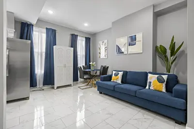 Image de This modern 5-bedroom, 3-bathroom home in Jersey City offers everything you need