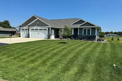 Image de 3-bedroom house Oshkosh with fitness room, hot tub WiFi, Ac