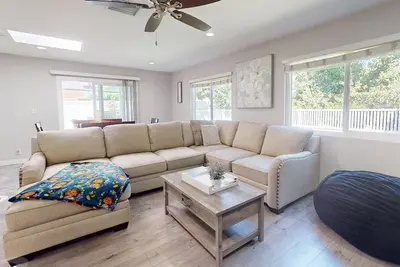 Image de Family Oasis: Modern & Cozy Pet-Friendly Home. Close to Disney