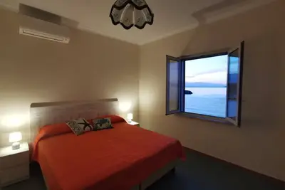 Image de Sea Breeze - Coral, a window to the waves