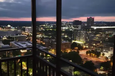 Image de Modern Designed Dtwn Condo with a 99% Walk Score