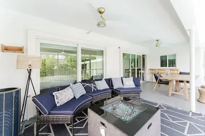 Image de Beachside 2br/2ba - Pool, Balcony, Parking - Steps to the beach