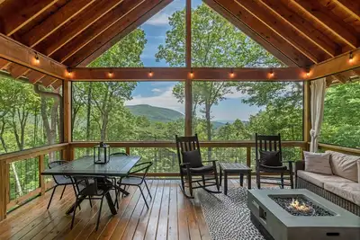 Image de Designer 5-Bdr Cabin with Big Views\/Resort Access in Sapphire Valley