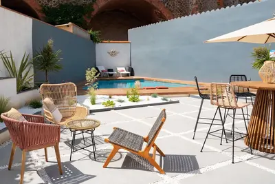 Image de Bord de Mer Chic : Piscine, Plage & Terrasse