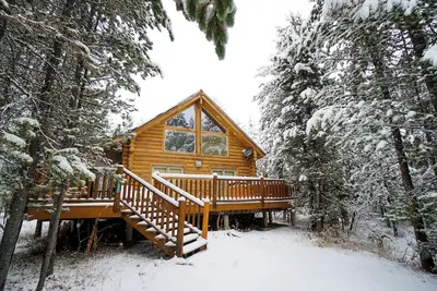 Image de Scenic 4- bed cabin with Hot Tub in charming Island Park