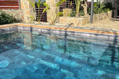 Image de Stylish 3bdr apartment with a private pool, jacuzzi, jym, barbeque and fireplace