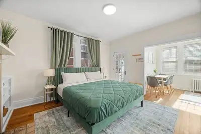 Bright Highland Park Studio I Walkable, Kitchen & Workspace