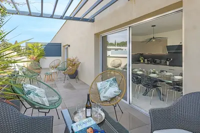 Image de L’Écrin Nîmois - Grande terrasse avec parking