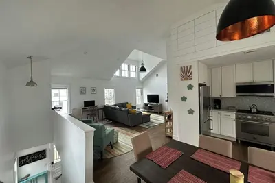 Image de Spacious 2-bed in Provincetown - high ceilings, newly remodeled, private deck