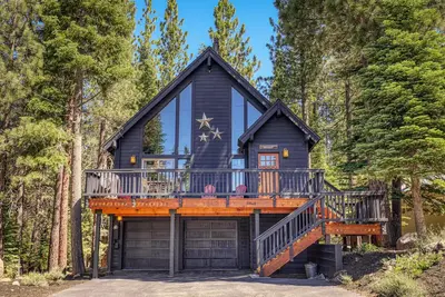 Image de Experience luxury at Tahoe Retreat, a spacious 4-bedroom home, perfect for up to 10 guests.