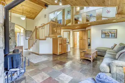 Image de Experience the Valley View Hideaway in Truckee, Ca, with space for 10 guests.