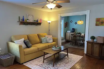Image de The Colorful Cottage- Historic Gem Near Downtown