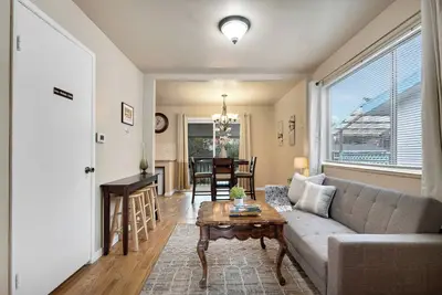 Image de Brighton Basement Suite Near Park & Light Rail