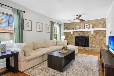 Image de 4-bedroom Cottage in Park Circle with spacious layout & large backyard