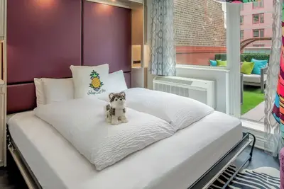 Image de Vibrant Terrace Escape with Stylish Decor and Relaxing Outdoor Space in Midtown