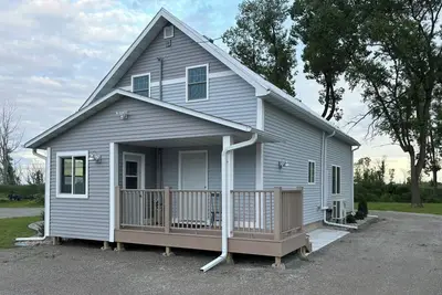 Image de Spacious waterfront home recently remodeled with WiFi, Ac, and cable Tv.