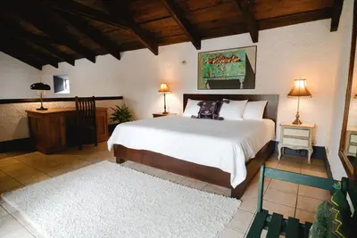 Image de Gravileas: Peaceful antigueña home surrounded by gardens