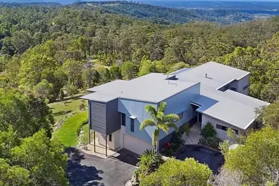 Image de Yoor Ocean View a luxury villa with spectacular views over Glass House Mountains