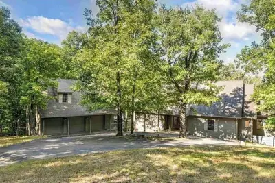 Image de Very private 4 bd lake house with man-cave, guest house, hot tub, gym, grill