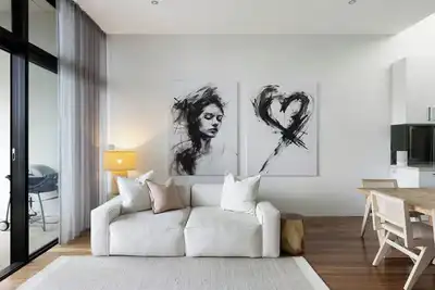 Image de High end on Hitchcock - inner village apartment.