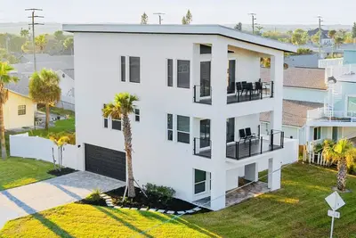 Image de New Directly Across from Beach with Pool