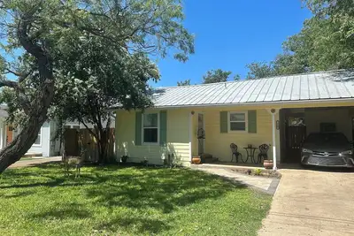Image de Charming 1950s 3-bedroom house with hot tub and close to amenities in Kerrville!