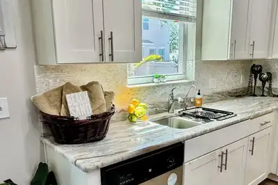 Image de Cheerful 5-bedroom city home in fantastic Tampa with hot tub and hammock!