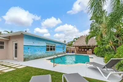 Image de Delray Beach 4 Rm house +Tikihut kitchen & salt heated pool. 2mi to Atlantic Ave