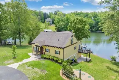 Image de Lake Cape Cottage - Private dock!